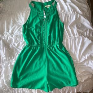 Emerald Green Romper!! ✨🍀 Ya Los Angeles